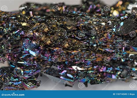 minerale nero e brillante.
